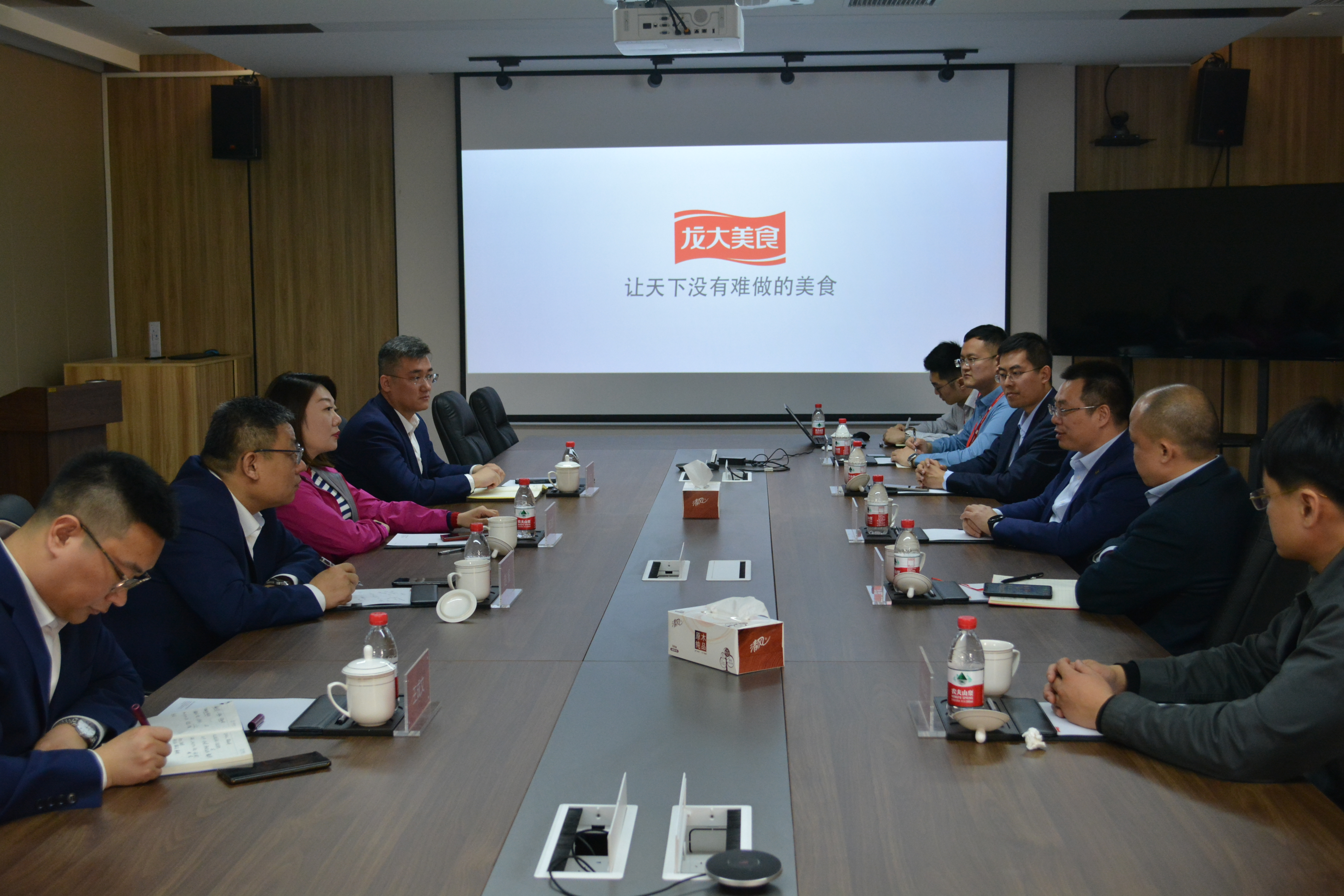 齐鲁银行乌兰察布分行行长张立群一行到访南宫NG28国际集团美食，共同探求加深金融合作